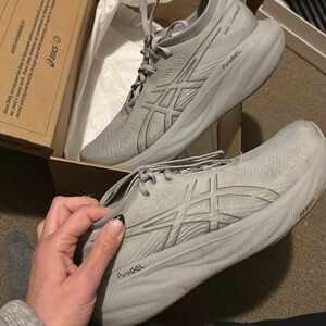 Asics women’s Gel-Nimbus size 10 in piedmont grey / sheet rock